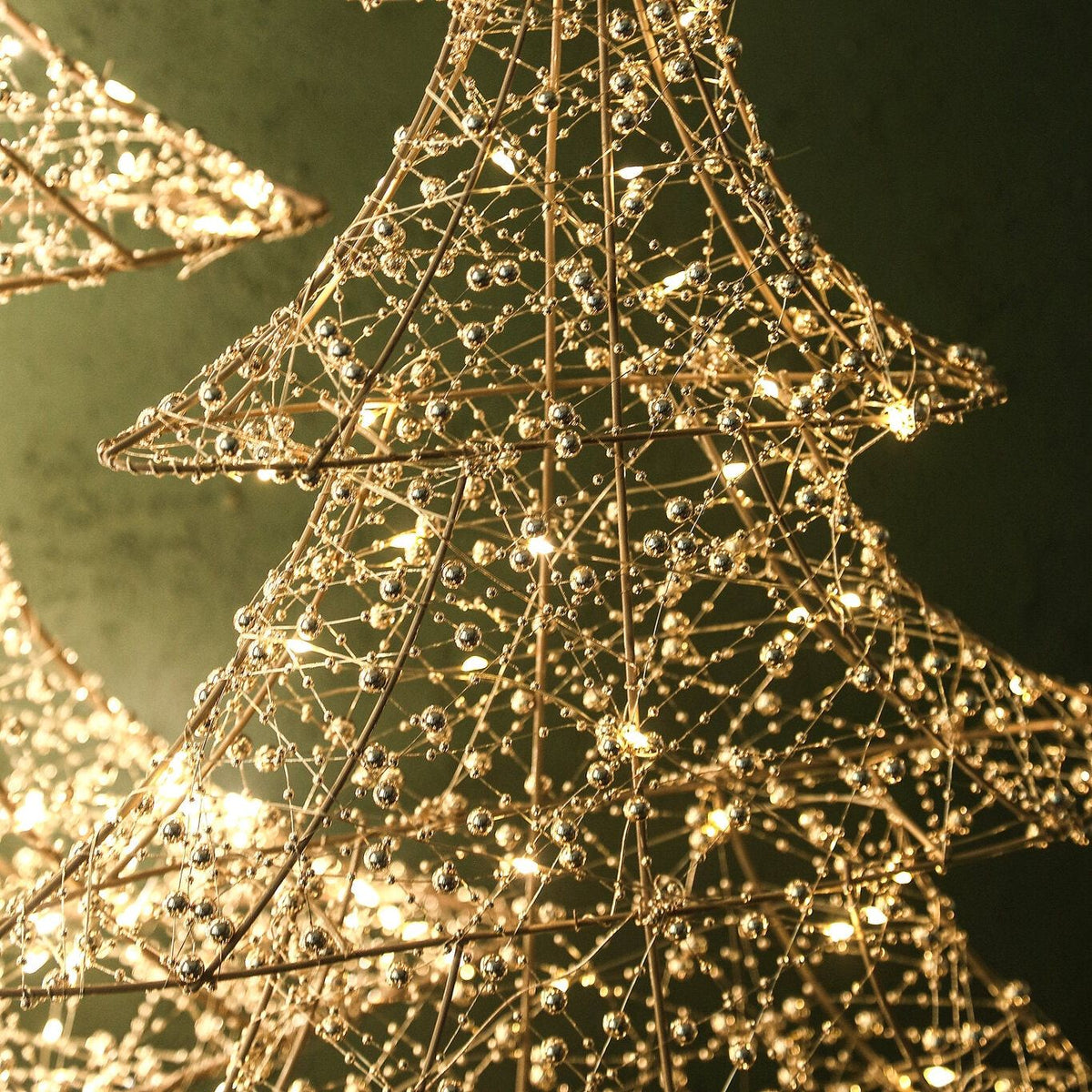 Misk Kerstboom LED Goud Large van PTMD, close up van de verlichte kerstboom met kraaltjes