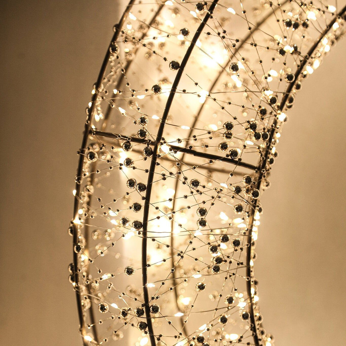 Misk Kerstboom LED Goud XL van PTMD, close up van een verlicht frame met kraaltjes