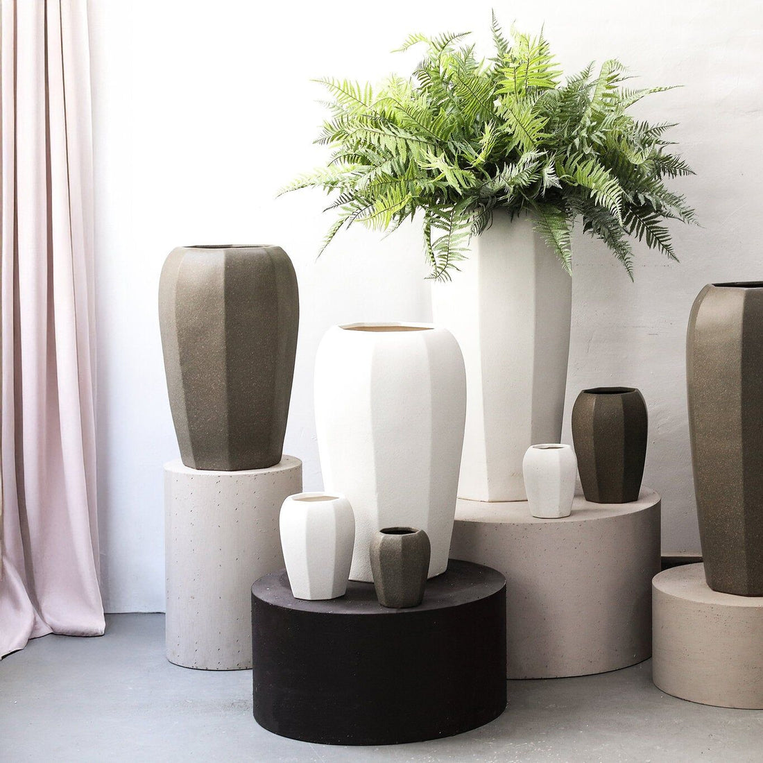 Myrick pot XL van PTMD in een woonsetting, crèmekleurige pot met grote plant