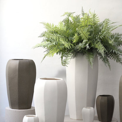 Myrick pot XL van PTMD gestyled in een interieur, hoge donkerbruine plantenpot