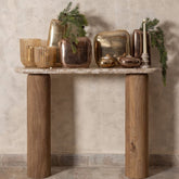 Nylah Pot Hoog Gegoten Aluminium Brons Small van PTMD, sfeerbeeld van de bronzen pot in een interieur