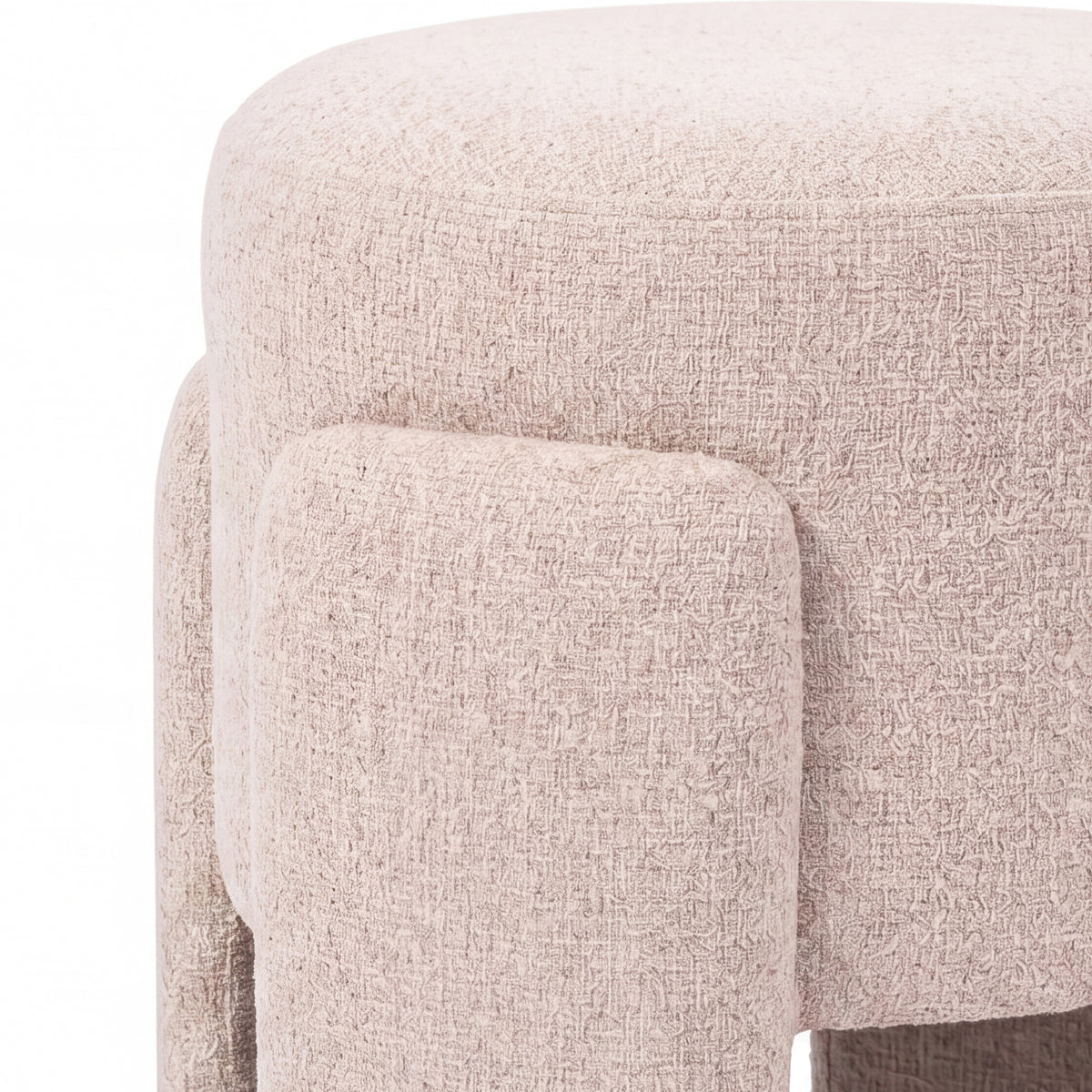 Pico Poef Stof Crème Rond Opulence van PTMD, nog een aanzicht van de compacte ronde poef in crème