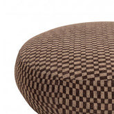Pilo Poef Donkerbruin Rond Geblokt Small van PTMD, extra productfoto van de geblokte stof poef in donkerbruin