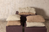 Rama Plaid Wol Handgebreid Crème van PTMD, handgebreide crèmekleurige wollen plaid, sfeerbeeld in een interieur