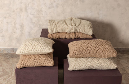 Rama Plaid Wol Handgebreid Taupe van PTMD, handgebreide taupe wollen plaid, sfeerbeeld in een interieur
