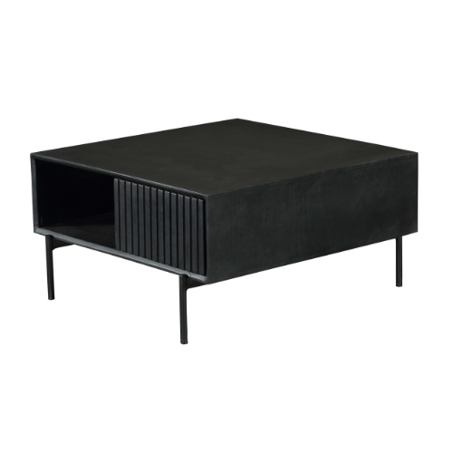 Het open vak onder het blad van de zwarte Madison salontafel voor tijdschriften