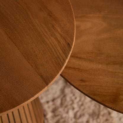 Close-up van het verticale lattenpatroon in de poot van de Solana salontafel