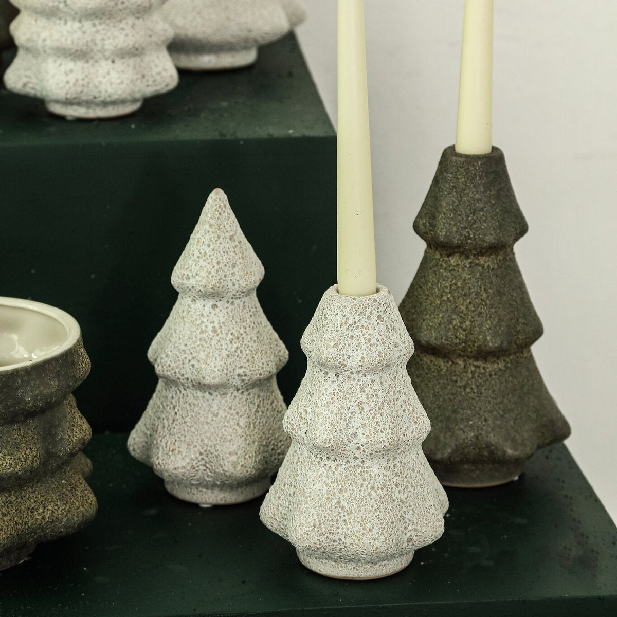 Set Van 2 Malin Kandelaars Kerstboom Keramiek Wit Hoekig van PTMD, kerstboom kandelaars met witte dinerkaarsen