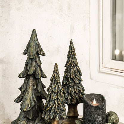 Set Van 2 Thao Kerstbomen Cement Donkergroen Goud van PTMD, donkergroene kerstboompjes van cement op een dienblad met kaarsen