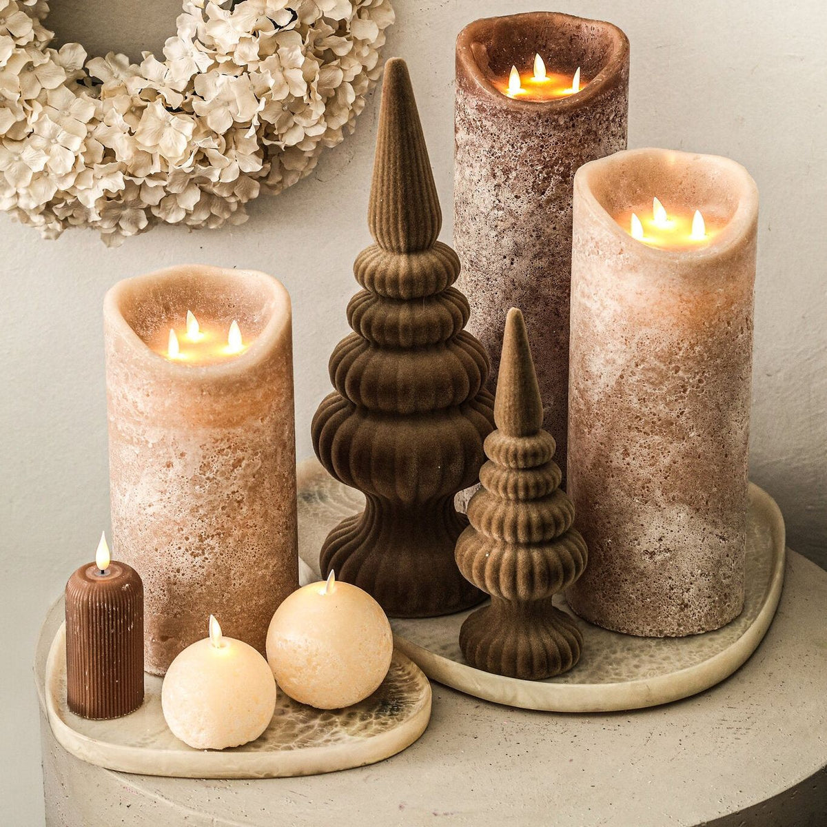 Set Van 2 Yule Kegelbomen Fluweel Beige van PTMD, sfeerbeeld met het beige kegelboompje als kerstdecoratie op een dressoir
