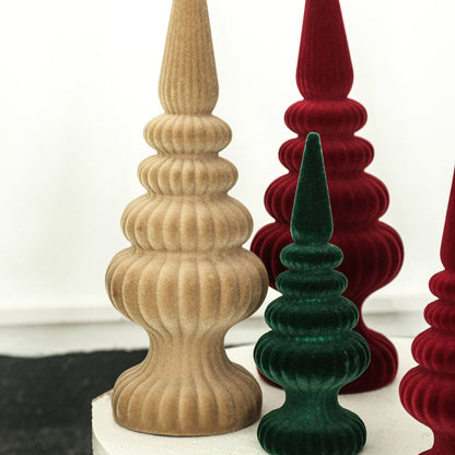 Set Van 2 Yule Kegelbomen Fluweel Donkergroen van PTMD, kegelboompjes in beige, bordeaux en groen samen op een kast