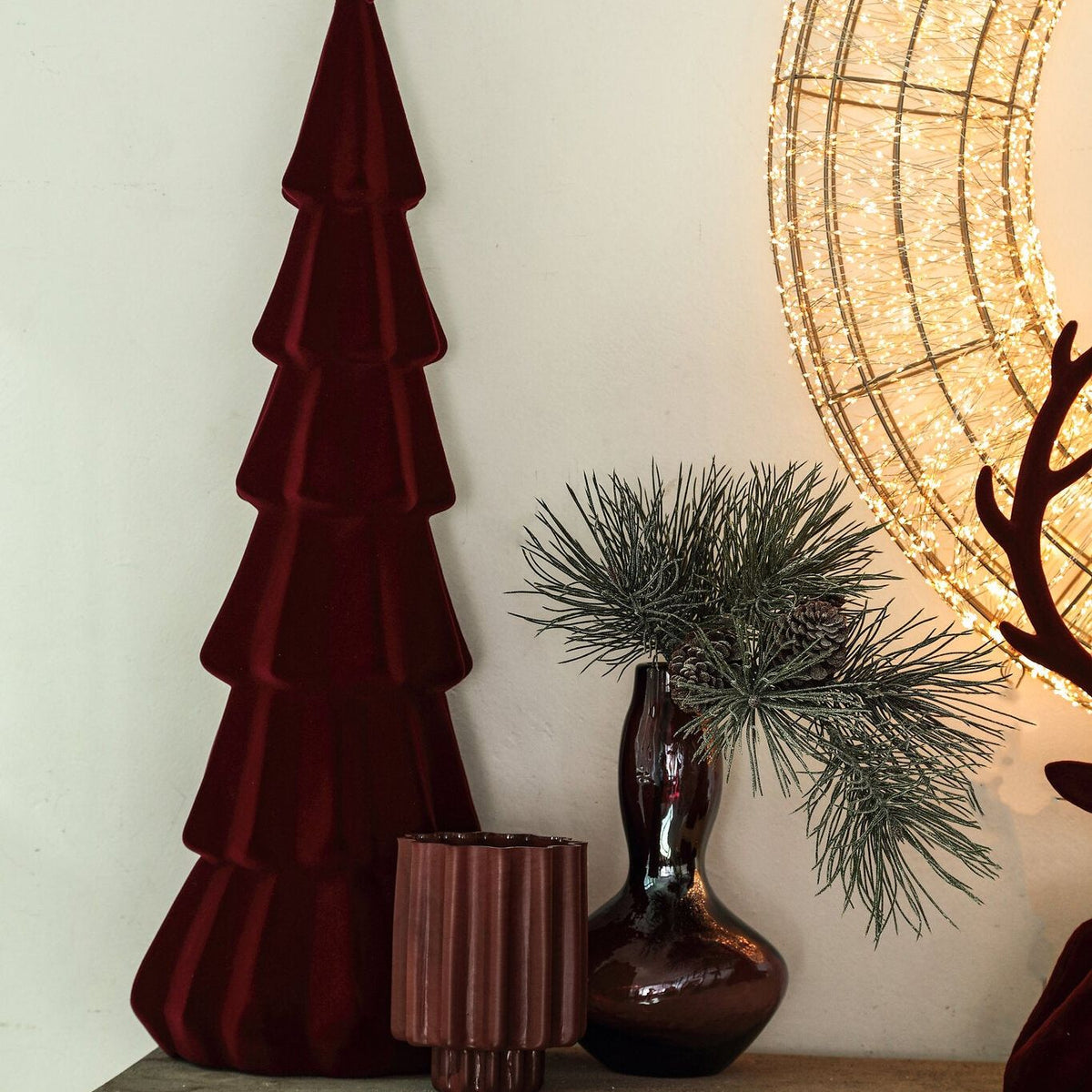 Set Van 2 Yule Kerstbomen Gelaagd Fluweel Bordeaux van PTMD, sfeerbeeld met de bordeaux kerstboom als kerstdecoratie
