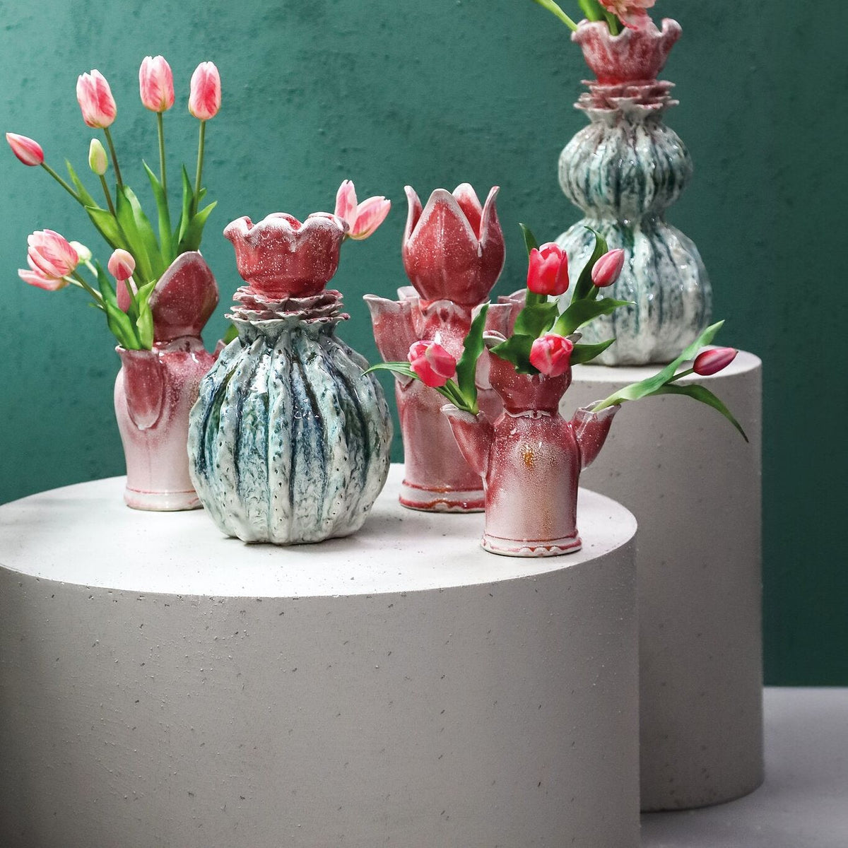 Set Van 3 Brigittee Tulpvazen Roze Keramiek van PTMD, de tulpvaas M gestyled met bloemen