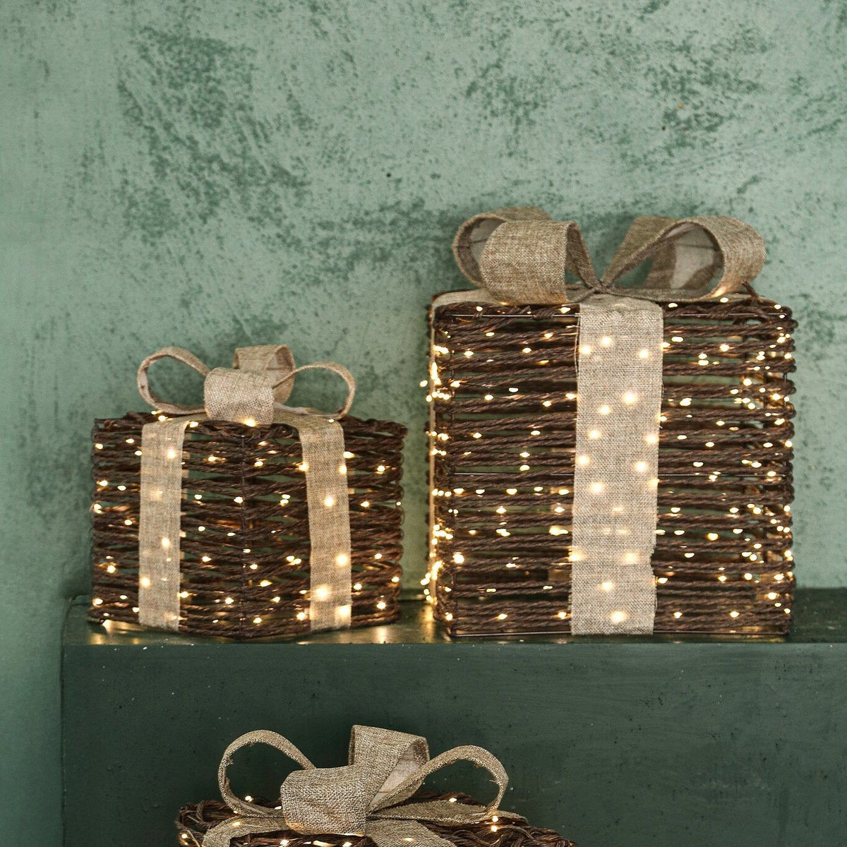 Set Van 3 Cadeaudozen Lucis Donkerbruin van PTMD, verlichte cadeaudozen gestapeld voor een groene wand
