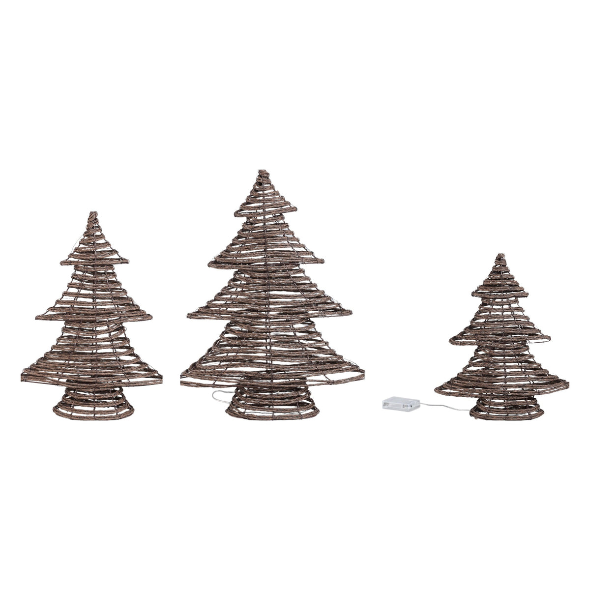 Set Van 3 Lucis LED Kerstbomen Donkerbruin Rotan Look van PTMD, de complete set met alle drie de LED kerstbomen naast elkaar op witte achtergrond