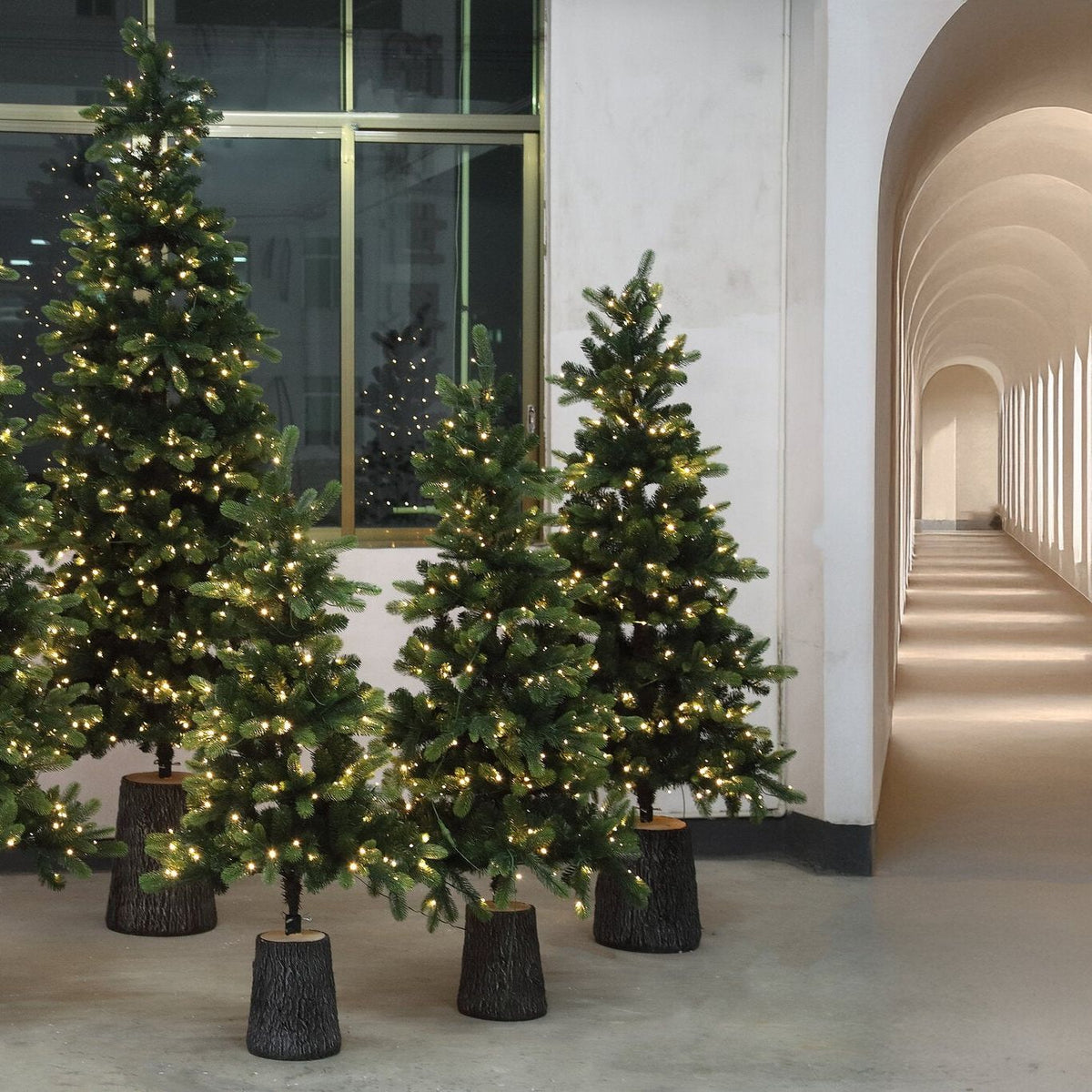 Shawa Kunstkerstboom Groen met Verlichting XXL van PTMD, groene kerstbomen in verschillende maten in een lichte gang