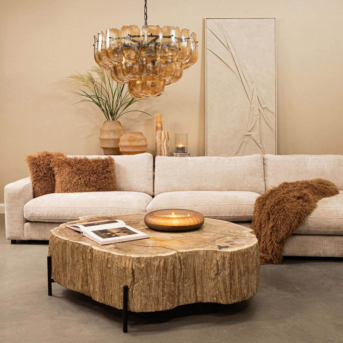 Taly Koffietafel Large van PTMD, salontafel in een lichte woonkamer voor een beige bank met plaid