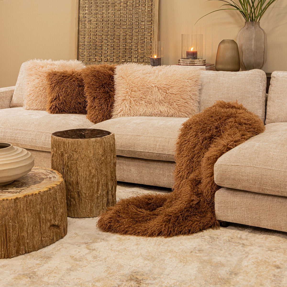 Taly Kruk Versteend Hout van PTMD, kruk naast een beige bank met bruine plaid