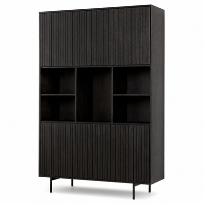 Zwarte vakkenkast Madison 135cm van Starfurn in een woonkamer gestyled met decoratie