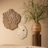 Golvend Abbie wandpaneel van PTMD in beige MDF gecombineerd met een wit paneel en droogbloemen