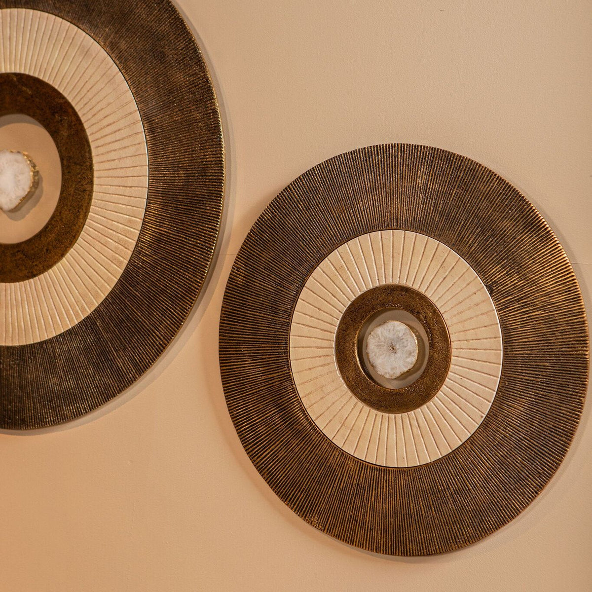 Wandpaneel Jacci Goud Rond Small van PTMD, twee ronde panelen naast elkaar aan een warme beige muur