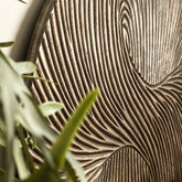 Wandpaneel Wiktor Rond Bruin Ø120cm van PTMD, close up van het uitgesneden swirlreliëf met plant