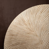 Wandpaneel Wiktor Rond Wit Ø180cm van PTMD, detail van het reliëf in warm licht