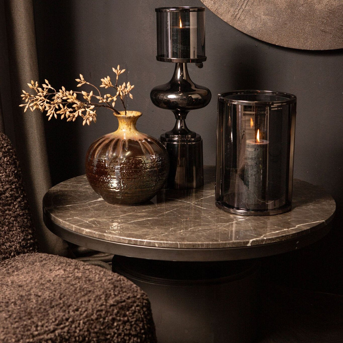 Windlicht Jarie Gunmetal Large van PTMD, roestvrijstalen windlicht in gunmetal gestyled in een woonsfeer