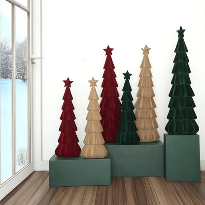 Yule Kerstboom Gelaagd Beige Small van PTMD, gelaagde kerstbomen in drie kleuren op een groen podium bij het raam