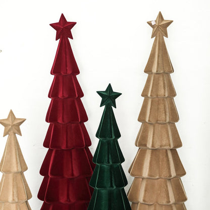 Yule Kerstboom Gelaagd Beige Small van PTMD, gelaagde kerstbomen in bordeaux, groen en beige naast elkaar