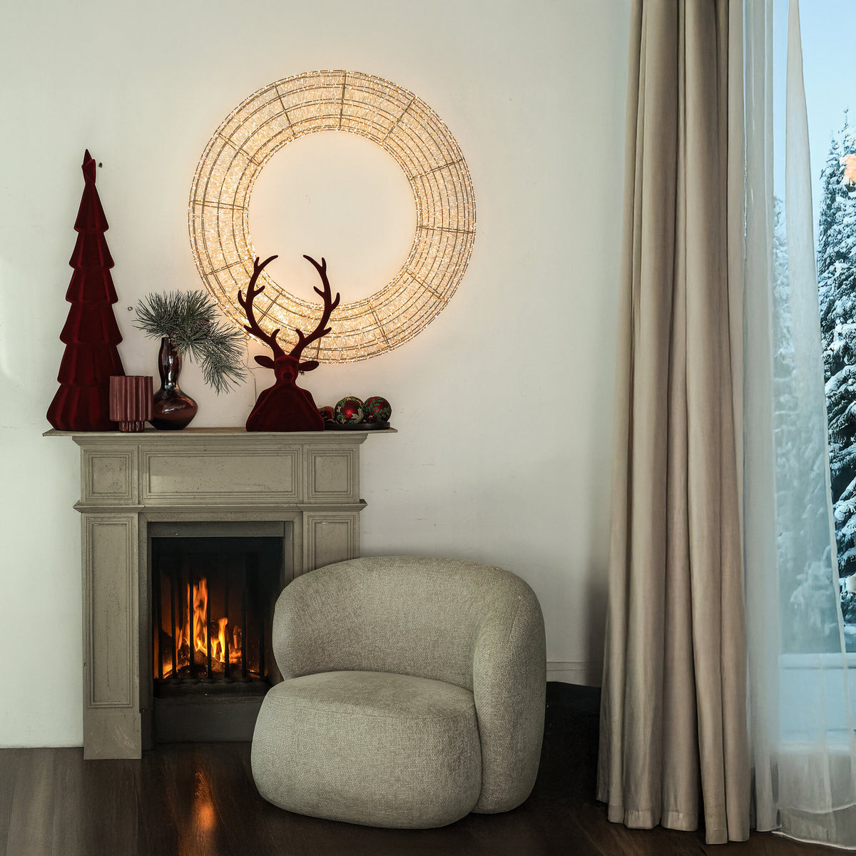 Yule Kerstboom Gelaagd Bordeaux Small van PTMD, sfeerbeeld bij een open haard met fluwelen kerstdecoratie