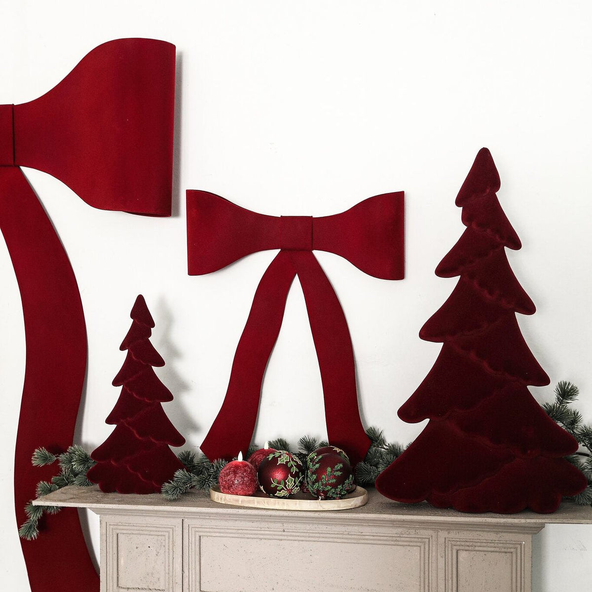 Yule Kerstboom Ovaal Bordeaux Large van PTMD, sfeerbeeld bij een open haard met fluwelen kerstdecoratie