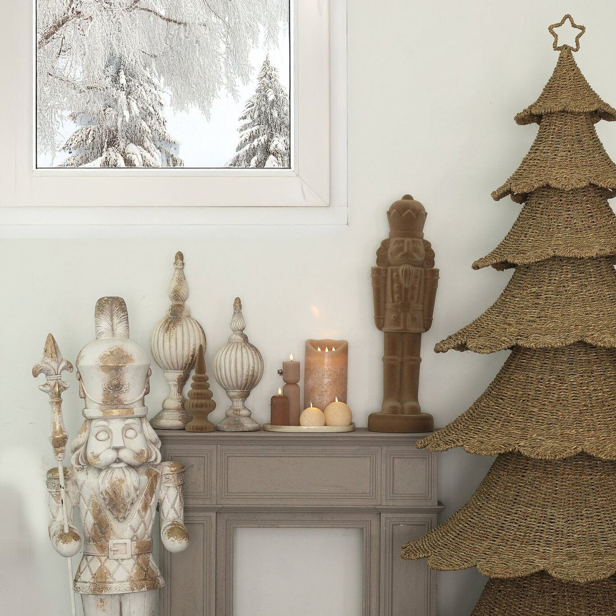 Yule Notenkraker Beige Small van PTMD, sfeerbeeld met de beige notenkraker als kerstdecoratie op een dressoir