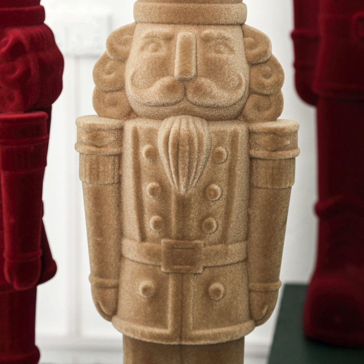 Yule Notenkraker Beige Small van PTMD, detail van de fluwelen flocklaag van dichtbij