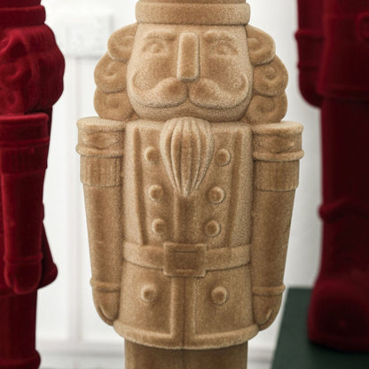 Yule Notenkraker Beige Small van PTMD, detail van de fluwelen flocklaag van dichtbij