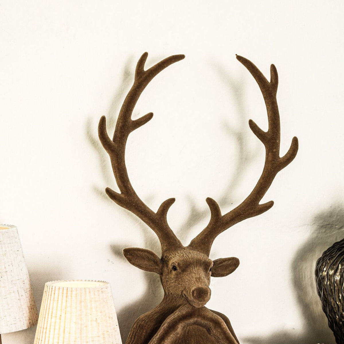 Yule Rendierkop Beige Large van PTMD, sfeerbeeld met de beige rendierkop als kerstdecoratie op een dressoir